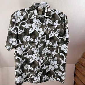 EXTREME GEAR HAWAIIAN SHIRT. Size Medium. Short sleeves. 100% Polyester